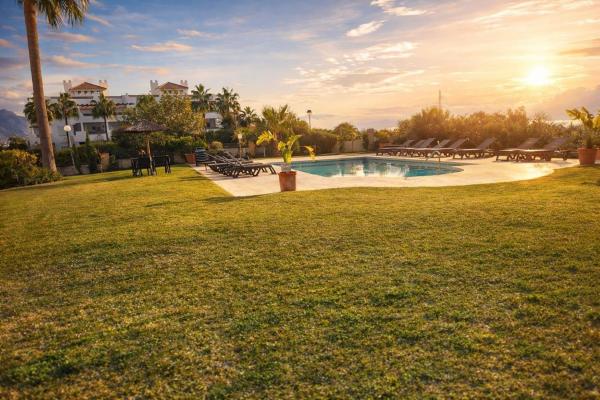 Sale of flat in Piso en Calle Cartajima, La Concha-Resina Golf, Estepona, Estepona
thumbnail 2