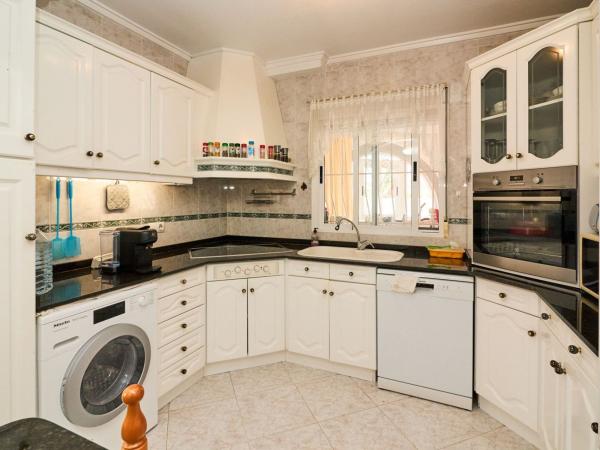 Частный шале на продаже в  Casa o chalet en Avenida Lerma, La Siesta - El Salado - Torreta, Torrevieja, Торревьеха photo 3