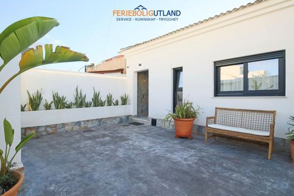 Частный шале на продаже в  Casa o chalet en Calle Liszt, La Siesta - El Salado - Torreta, Torrevieja, Торревьеха photo 2
