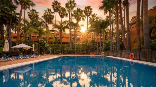Chalet pareado en Julio Caro Baroja, Lomas de Marbella Club, Marbella thumbnail 3