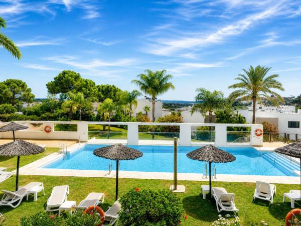 Penthouse for sale at Ático en Avenida de la Resina, La Concha-Resina Golf, Estepona, Estepona photo 1