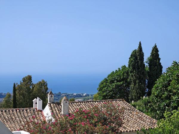 Chalet adosado en Alto de los Monteros, Marbella photo 1