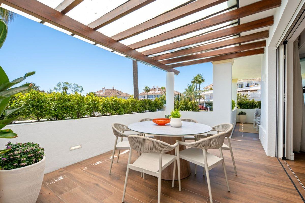 Venta de piso en Piso en Urbanización Monte Paraíso, 1, Lomas de Marbella Club, Marbella, Marbella
 photo 2