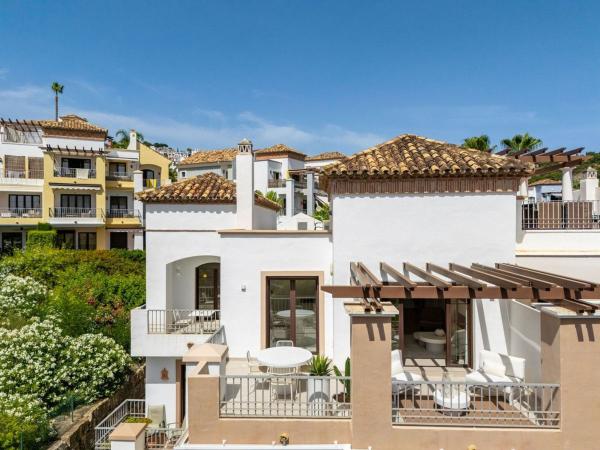 Ático en venta en  Ático en Urbanizacion Torre Esteril, Los Arqueros-Puerto del Almendro, Benahavís, Benahavís photo 4