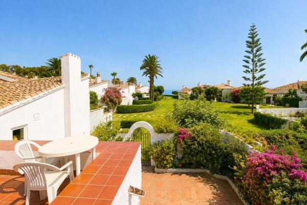 Chalet pareado en Urbanización Villas Andaluzas, Punta Plata, Estepona photo 1
