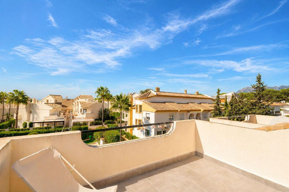 Venta de chalet adosado en Chalet adosado en Lugar Conjunto Playa del Arenal, Las Chapas-Alicate Playa, Marbella , Marbella photo 3