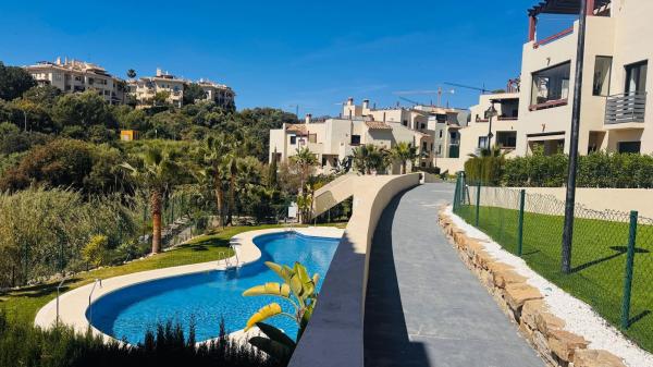 Sale of flat in Piso en Calle Cartajima, La Concha-Resina Golf, Estepona, Estepona
photo 1