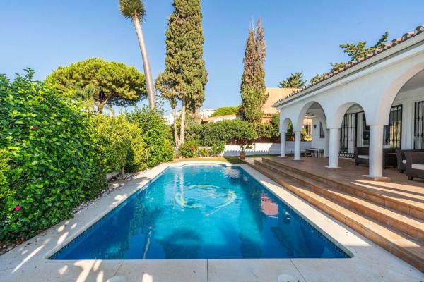 Casa o chalet independiente en Urbanización Costabella, Costabella, Marbella photo 1