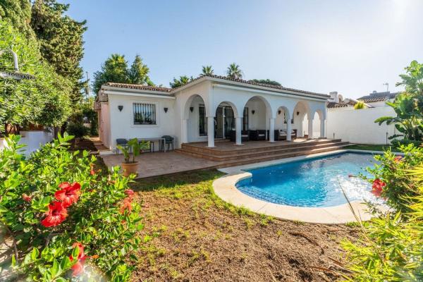 Casa o chalet independiente en Urbanización Costabella, Costabella, Marbella thumbnail 2