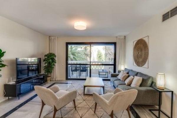 Venta de piso en Piso en Avenida Playas del Duque, 2, Puerto Banús, Marbella, Marbella
 photo 1