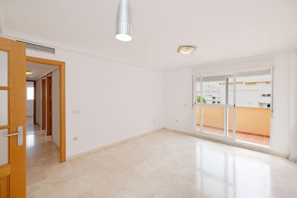 Venta de piso en Piso en Calle Grazalema, Centro, Estepona, Estepona
photo 2