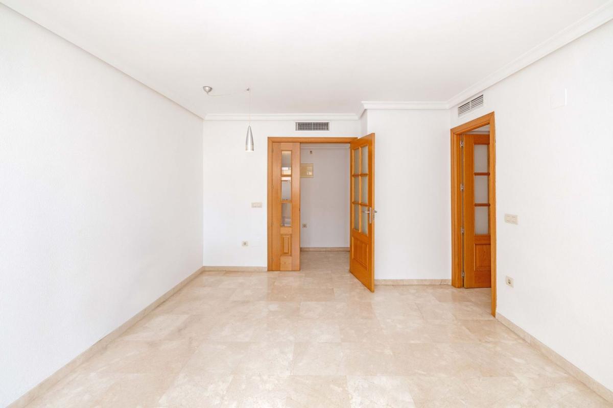 Venta de piso en Piso en Calle Grazalema, Centro, Estepona, Estepona
photo 3