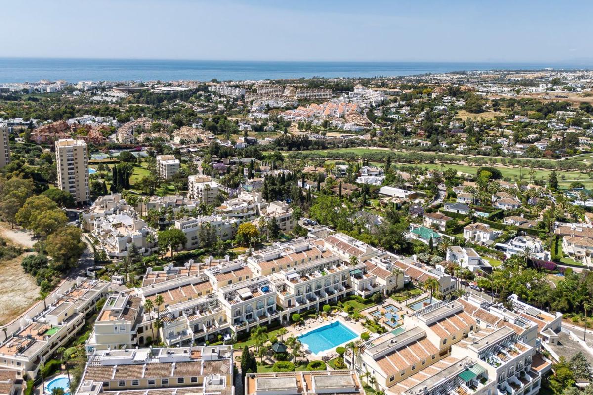 Sprzedaż szeregowego domku w  Chalet adosado en Avenida del Prado, 71, Aloha, Marbella , Marbella photo 3
