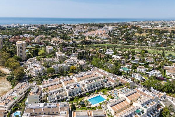 Chalet adosado en Avenida del Prado, 71, Aloha, Marbella thumbnail 3