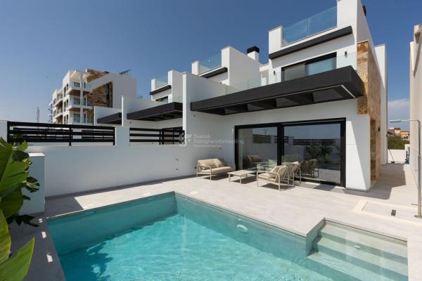 Chalet adosado en Calle Gomera s/n, Aguas Nuevas, Torrevieja photo 1
