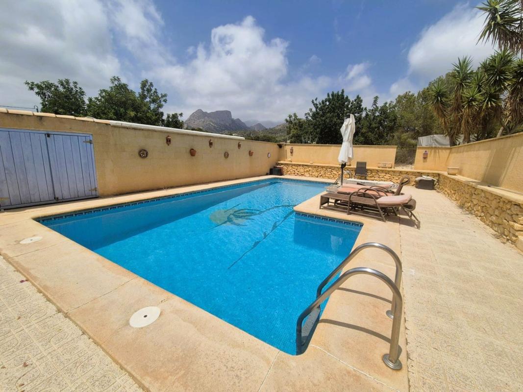 Sale of independent chalet in Casa o chalet en Calle d'Atzubia, San Gabriel, Alicante / Alacant, Alicante
photo 3