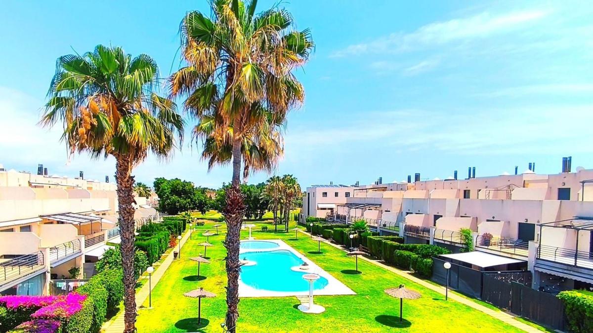 Sprzedaż szeregowego domku w Chalet adosado en Avenida Arquitecto Félix Candela s/n, Alicante Golf, Alicante / Alacant , Alicante / Alacant photo 1