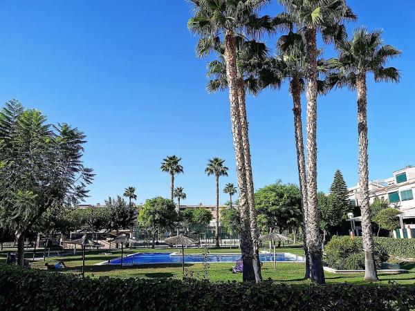 Chalet adosado en Calle Enric Valor, Alicante Golf, Alicante / Alacant thumbnail 2