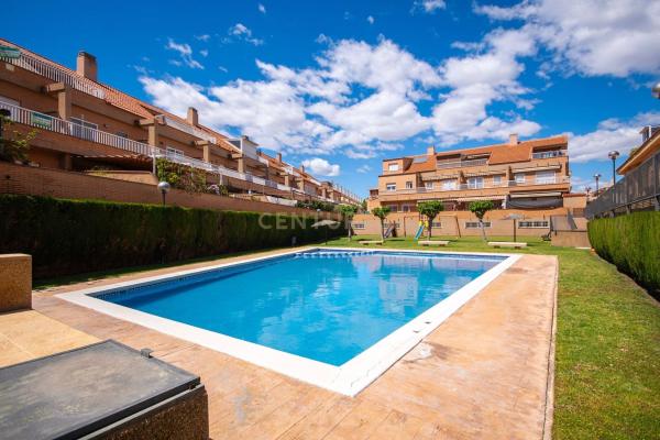 Chalet adosado en Calle Clara Campoamor s/n, Alicante Golf, Alicante / Alacant thumbnail 2