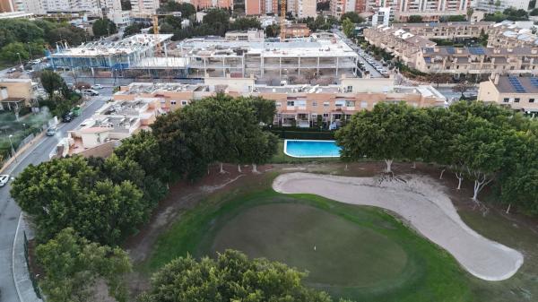 Chalet adosado en Calle Enric Valor, 10, Alicante Golf, Alicante / Alacant thumbnail 1