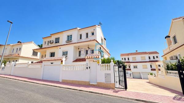 Частный шале на продаже в  Casa o chalet en Zona los Frutales, Torrevieja, Торревьеха photo 1