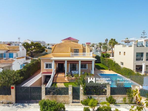 Частный шале на продаже в  Casa o chalet en Calle de los Hibiscus, Cañada del Molino, Torrevieja, Торревьеха photo 3