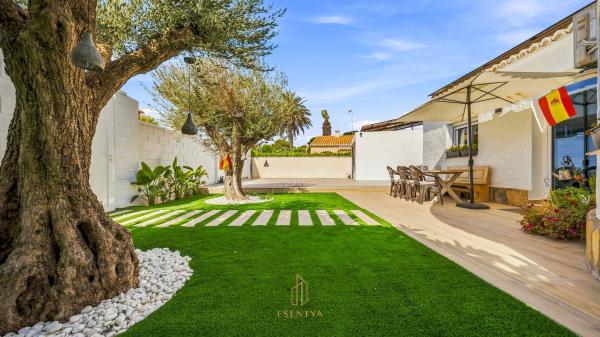 Casa o chalet independiente en Calle Colon, La Zenia, Orihuela thumbnail 2