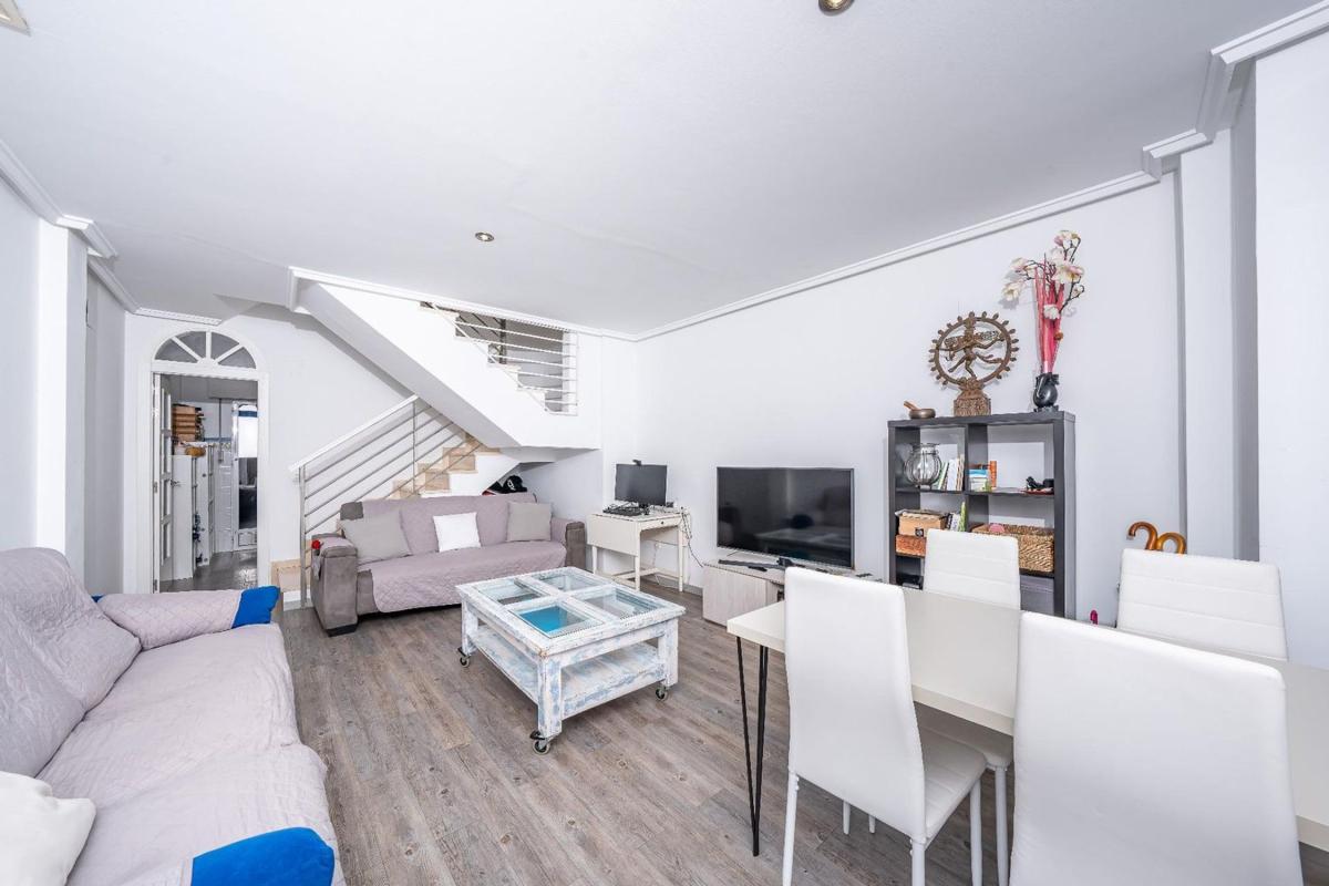 Venta de chalet adosado en  Chalet adosado en Calle Jávea, Zona Deportiva-Nuevo Altabix, Elche / Elx , Elche / Elx photo 2