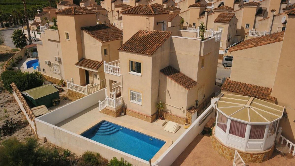 Sprzedaż niezależnego domku jednorodzinnego w Casa o chalet en Calle Río Jucar, Centro, San Miguel de Salinas, San Miguel de Salinas photo 1