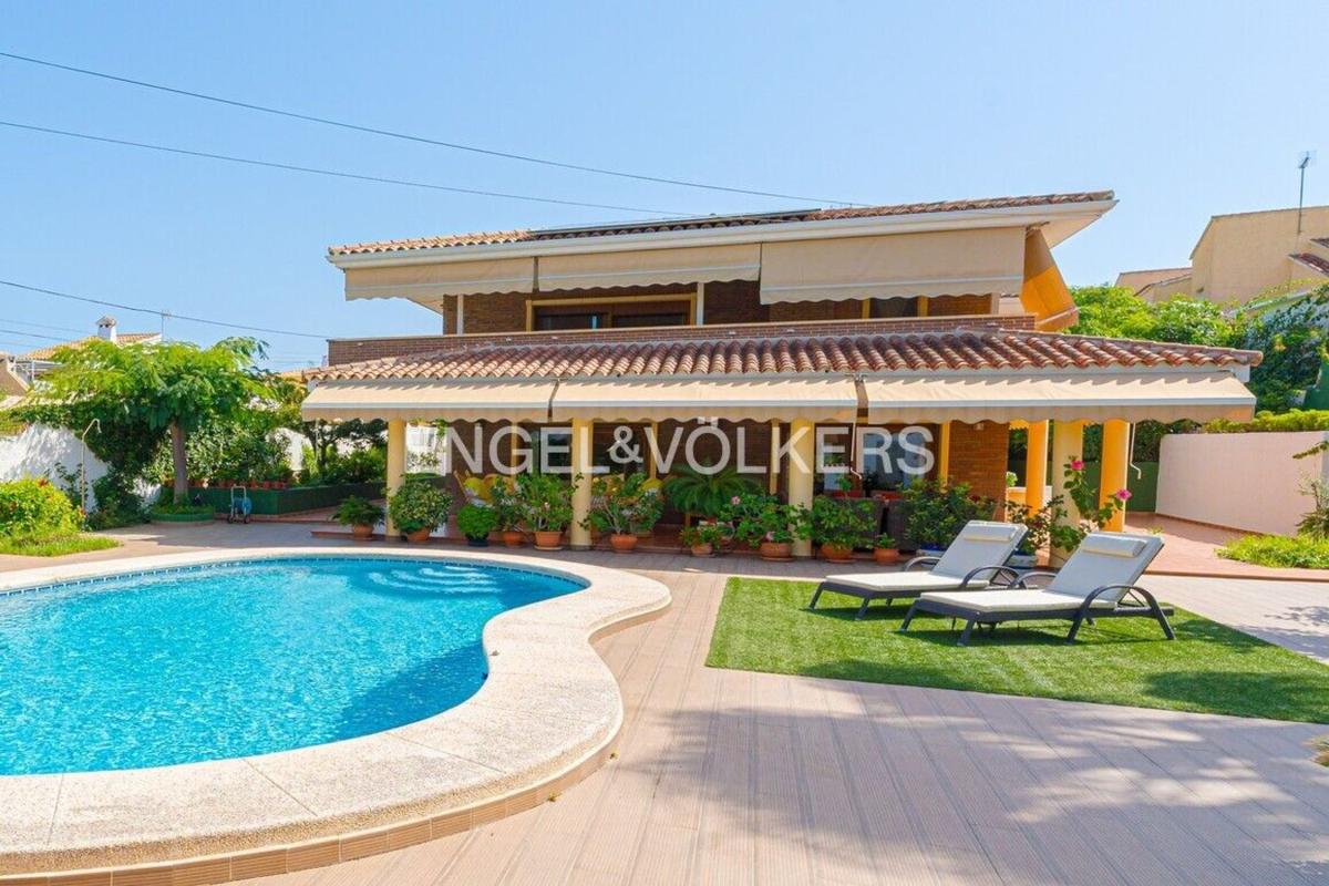 Properties for sale and rent in Spain photo 4