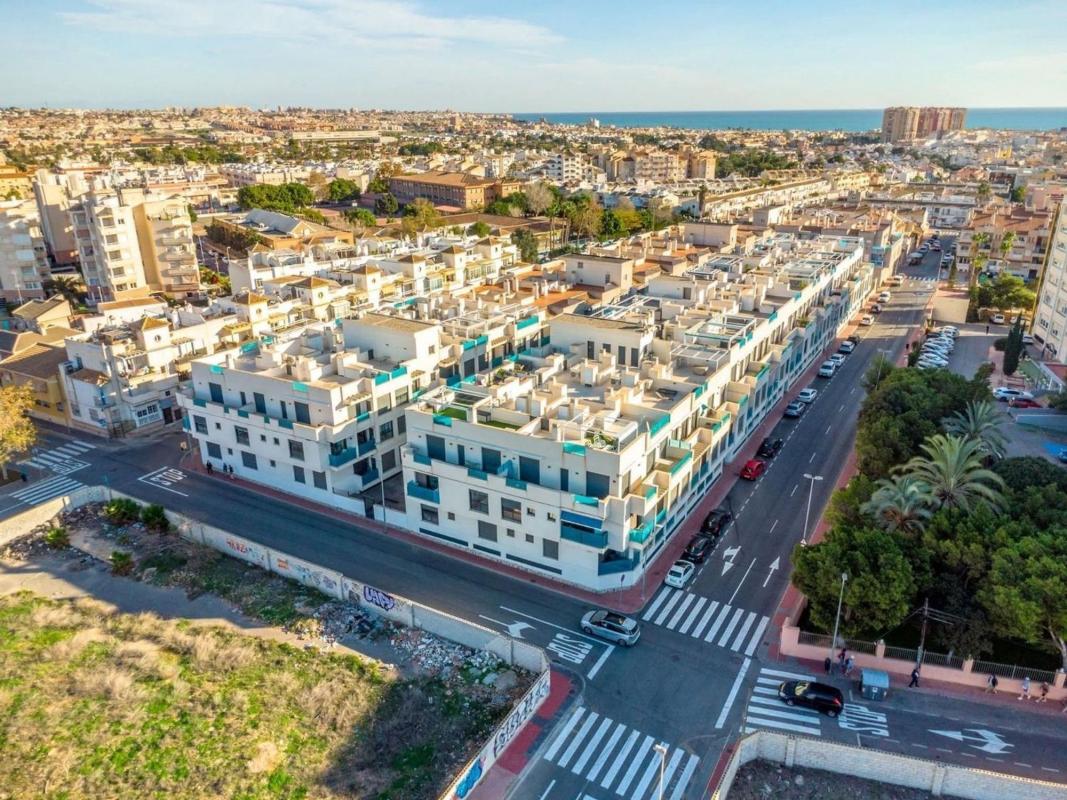 Venta de piso en Piso en Calle Maestro Francisco Casanovas, Antonio Machado, Torrevieja, Torrevieja
photo 4