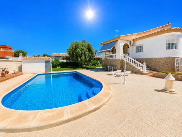 Частный шале на продаже в  Casa o chalet en Calle Debussy, La Siesta - El Salado - Torreta, Torrevieja, Торревьеха photo 1