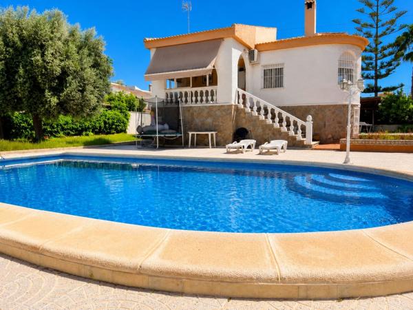 Частный шале на продаже в  Casa o chalet en Calle Debussy, La Siesta - El Salado - Torreta, Torrevieja, Торревьеха photo 2