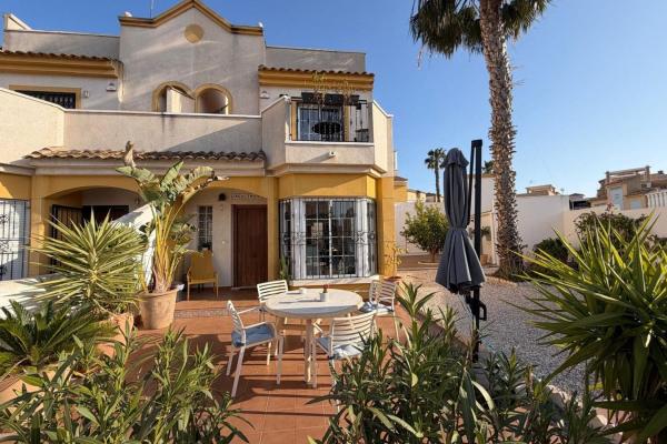 Chalet pareado en Lago Jardin-2 M-2, Los Balcones - Los Altos del Edén, Torrevieja photo 1