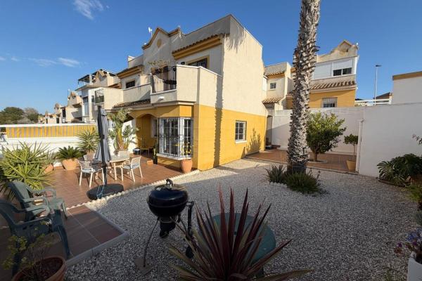 Chalet pareado en Lago Jardin-2 M-2, Los Balcones - Los Altos del Edén, Torrevieja photo 2