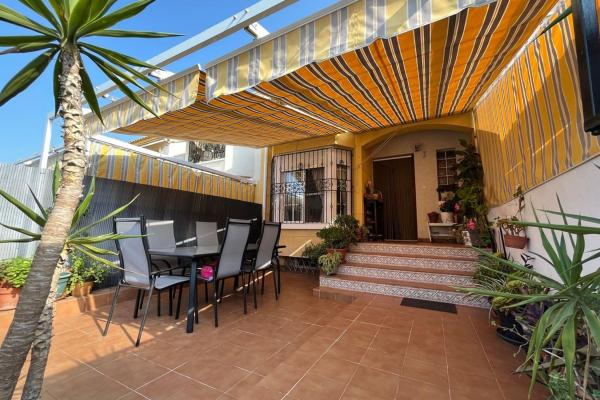 Chalet adosado en Avenida Laguna Azul, Los Balcones - Los Altos del Edén, Torrevieja photo 1