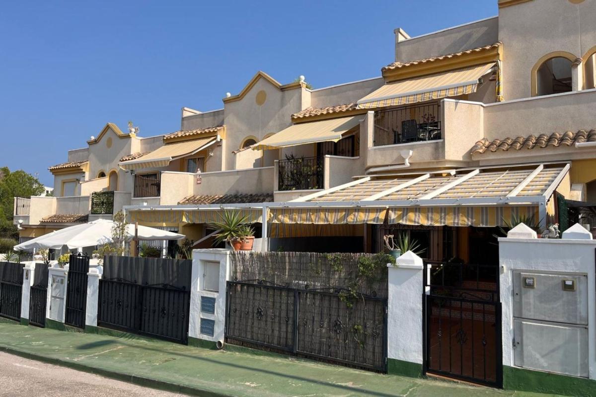 Venta de chalet adosado en Chalet adosado en Avenida Laguna Azul, Los Balcones - Los Altos del Edén, Torrevieja , Torrevieja photo 2