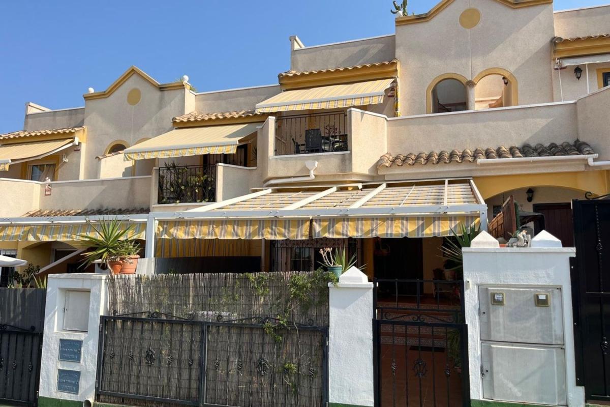 Venta de chalet adosado en Chalet adosado en Avenida Laguna Azul, Los Balcones - Los Altos del Edén, Torrevieja , Torrevieja photo 3