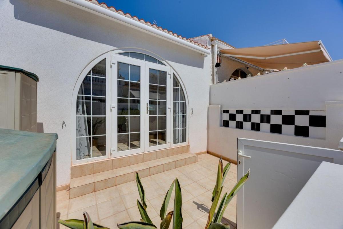 Venta de chalet adosado en  Chalet adosado en La Siesta - El Salado - Torreta, Torrevieja , Torrevieja photo 2