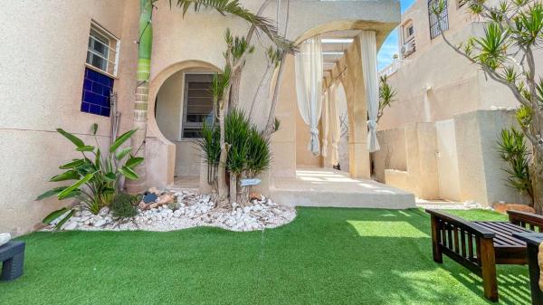 Частный шале на продаже в  Casa o chalet en La Siesta - El Salado - Torreta, Torrevieja, Торревьеха photo 1