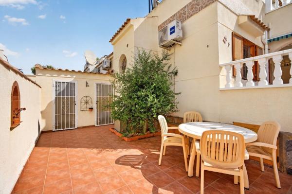Chalet adosado en Calle Niágara, Playa Flamenca, Orihuela thumbnail 2