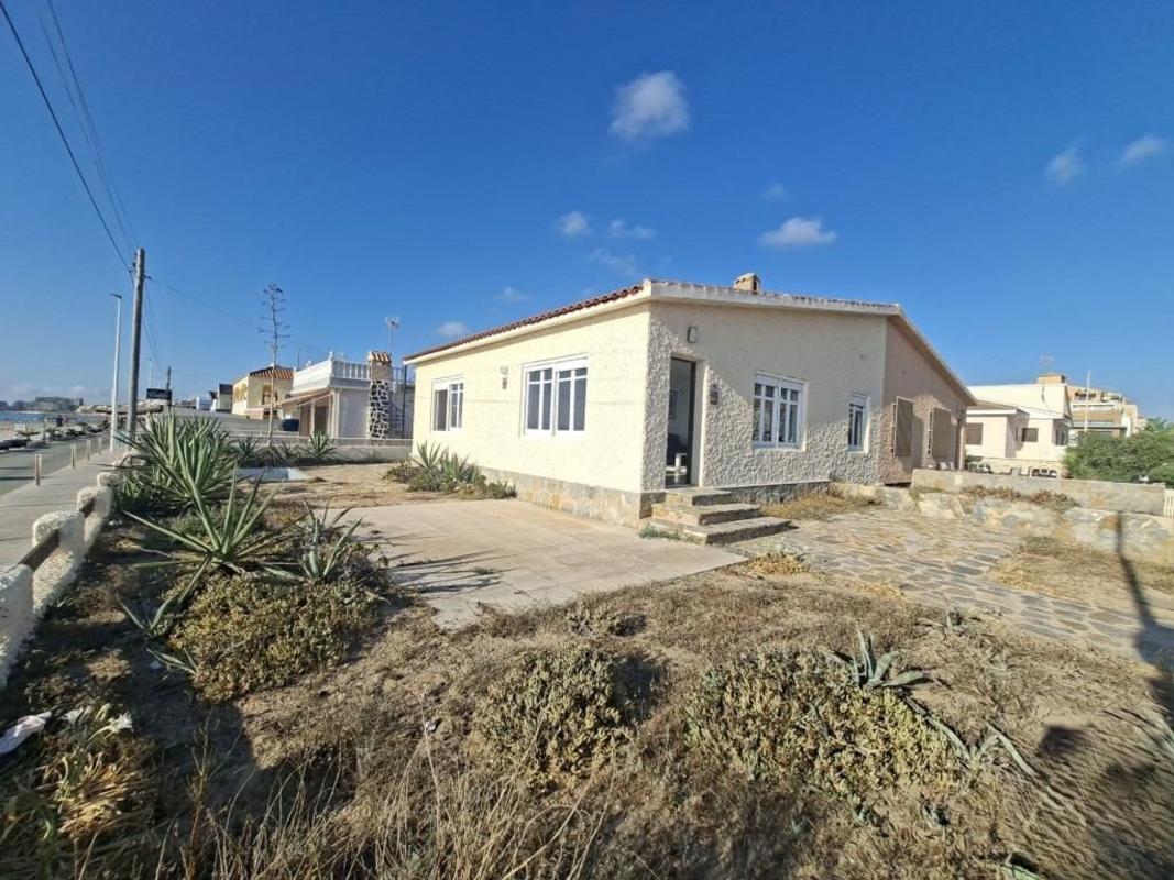Sprzedaż szeregowego domku w  Chalet adosado en Avenida de los Europeos, Los Europeos, Torrevieja , Torrevieja photo 3