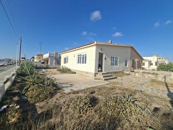 Chalet adosado en Avenida de los Europeos, Los Europeos, Torrevieja thumbnail 2