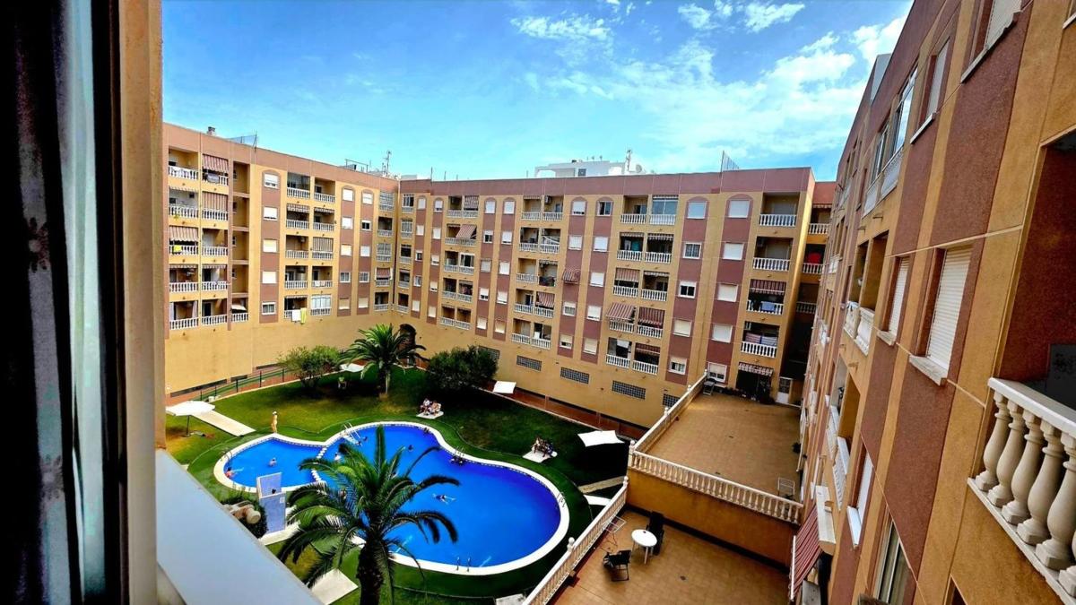 Venta de piso en Piso en Calle Bilbao, Parque de las Naciones, Torrevieja, Torrevieja
photo 2