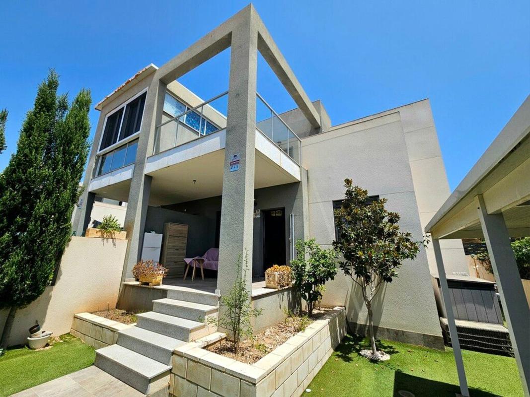 Sprzedaż szeregowego domku w Chalet adosado en Aguas Nuevas, Torrevieja , Torrevieja photo 1