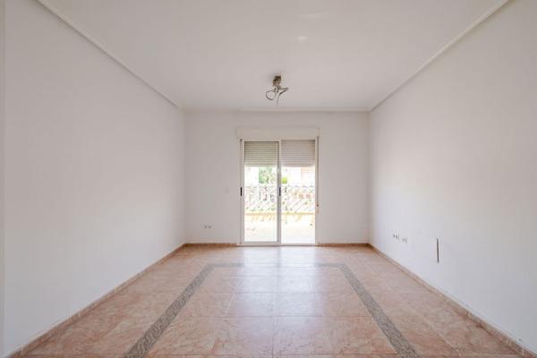 Piso en venta en Piso en Calle Licenciado Vidriera, Aguas Nuevas, Torrevieja, Torrevieja thumbnail 3