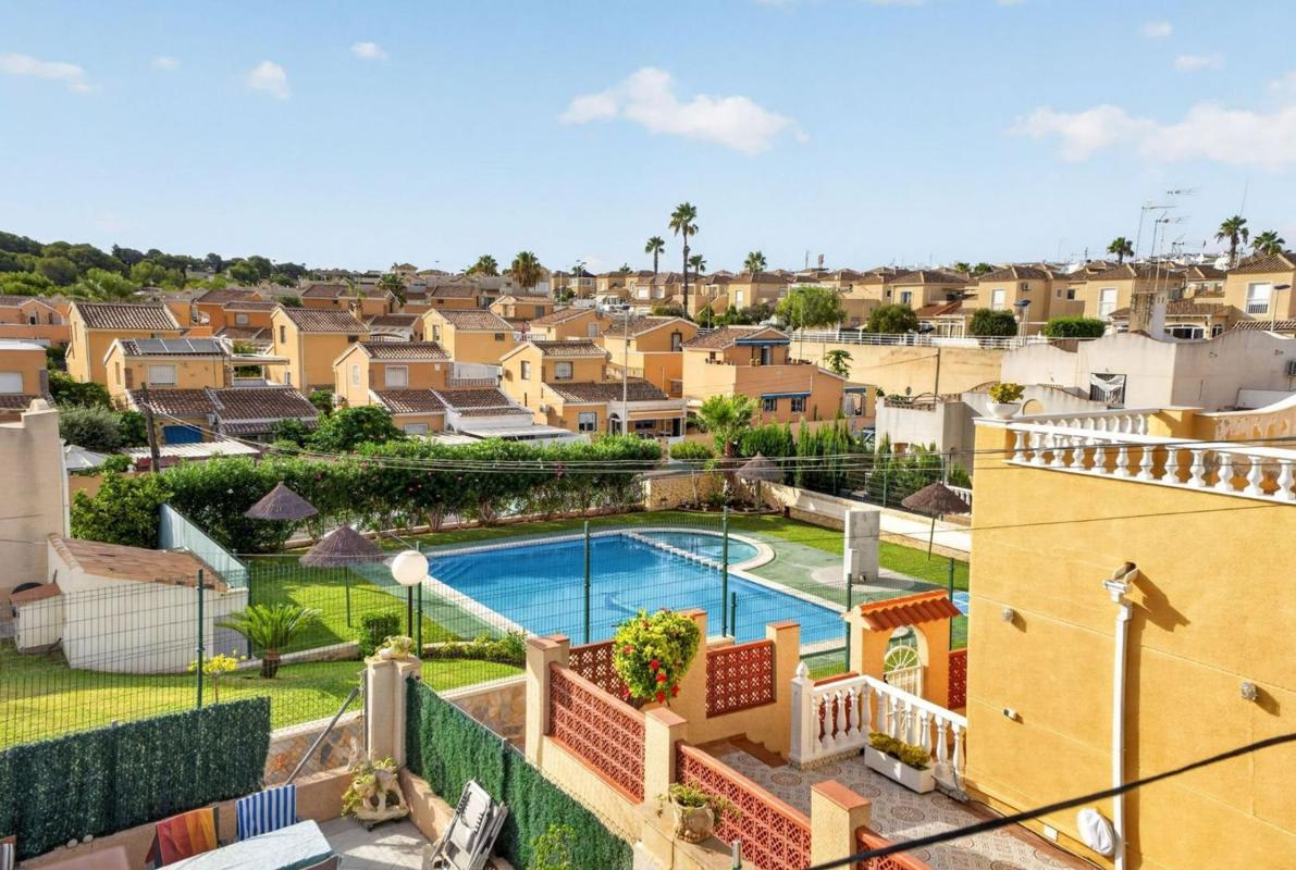 Sprzedaż szeregowego domku w Chalet adosado en Urbanización Lago Jardín 2 M4, Los Balcones - Los Altos del Edén, Torrevieja , Torrevieja photo 1