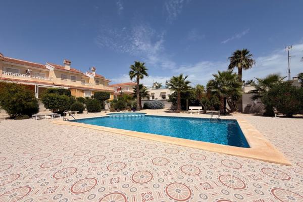 Частный шале на продаже в  Casa o chalet en Centro, Rojales, Рохалес photo 2