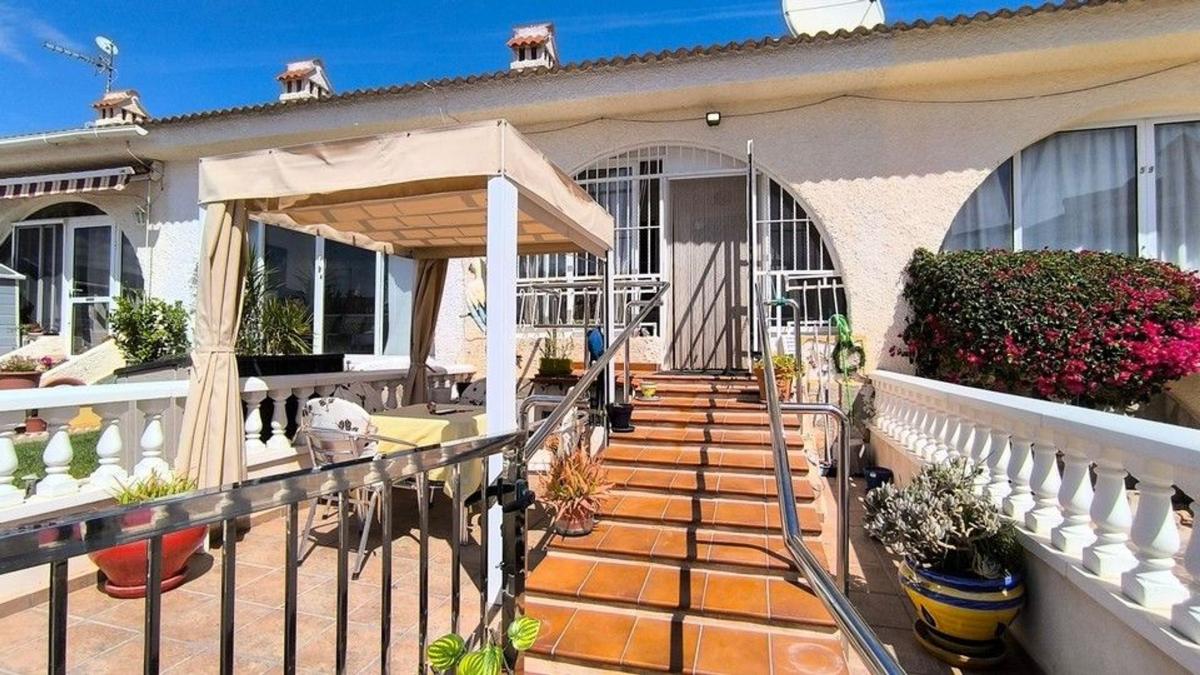Продажа отдельного шале в Casa o chalet en Doña Pepa, Rojales, Рохалес photo 1