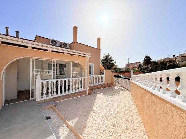 Chalet adosado en Calle Barlovento, Miramar - Torre del Moro, Torrevieja photo 1